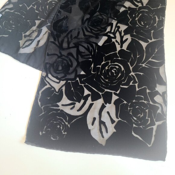 Silk blend black velvet scarf with roses design. - Picture 5 of 7